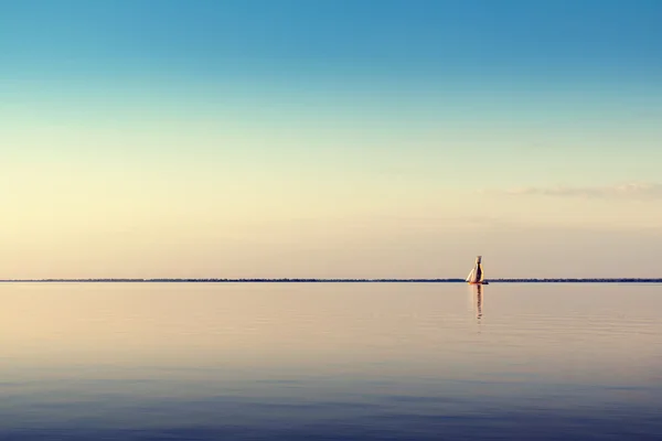 White sailing boat on calm waters — Stock Photo, Image