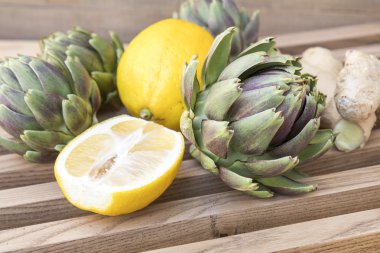 Ahşap kafes üzerinde olgun organik enginar