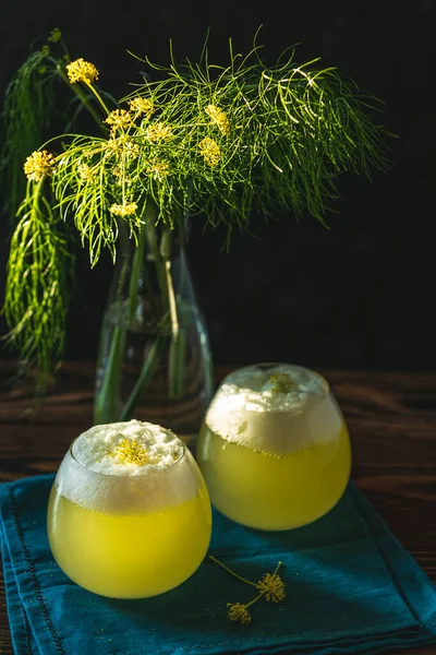 Zwei Gläser Fenchelblütencocktail Mit Bio Eiweiß Fenchelpollen Und Fenchelblütengarnitur Szene — Stockfoto