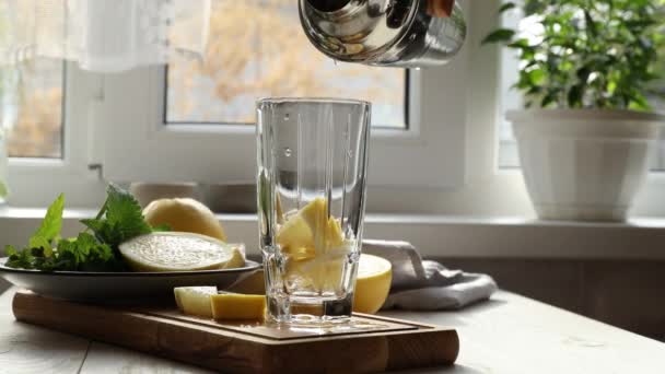 Femme Versant Gin Pamplemousse Cocktail Tonique Dans Verre Sur Table — Video