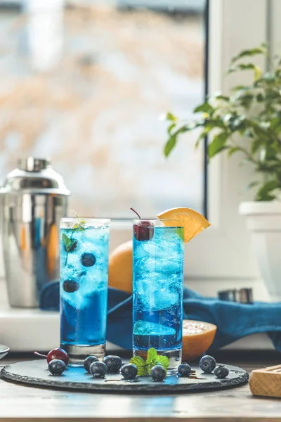 Zwei Gläser Blauen Gin Tonic Cocktail Mit Eis Und Einer — Stockfoto