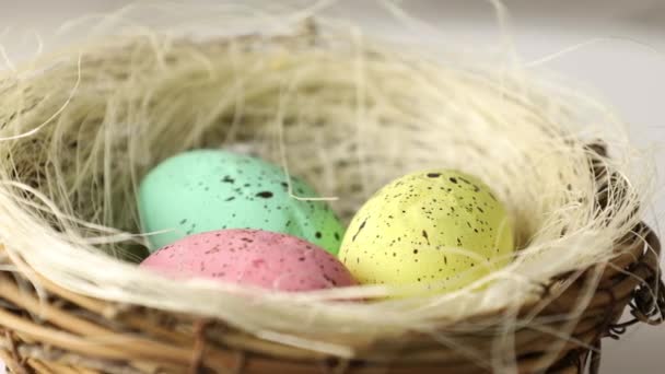 Wesołych Świąt Wielkanocnych Malowane Jaja Koszyku Zamknij Dekoracyjne Gniazdo Kolorowymi — Wideo stockowe