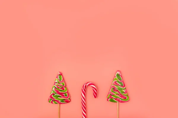 粉色背景的圣诞糖果 糖果形状 糖果手杖 平躺在地上 尽收眼底 复制空间 — 图库照片