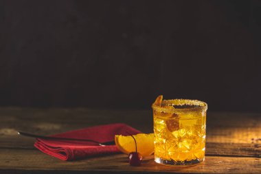 Eski bir tahta üzerinde Negroni kokteyli. Cin, campari martini rosso ve portakallı içki, bir italyan kokteyli, bir aperatif, ilk kez 1919 'da İtalya, Firenze' de karıştırılmış, alkollü acı kokteyl.