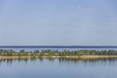 Nehirdeki renkli bahar manzarası Gökyüzünde güzel bulutlar