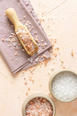 Pembe Himalaya kaya tuzu, arka planda, tahta kaşıkta, peçetenin üzerinde. Üst görünüm, metin için yer.