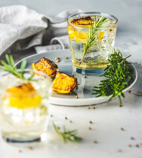 Zwei Gläser Verkohlte Zitrone Rosmarin Und Koriander Gin Tonic Ist — Stockfoto