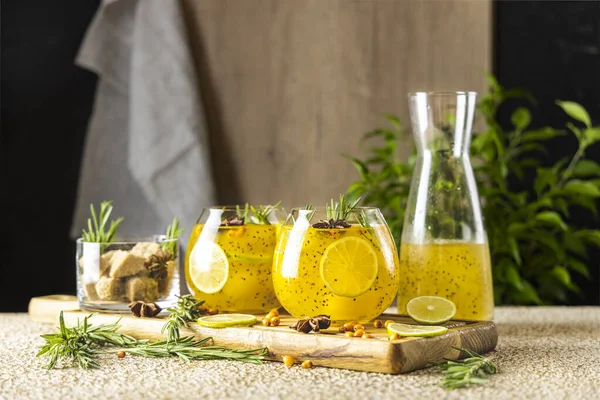 Hausgemachter Früchtetee Mit Sanddorn Limette Rosmarin Sternanis Und Chiasamen Für — Stockfoto