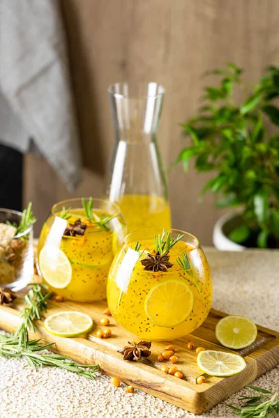 Hausgemachter Früchtetee Mit Sanddorn Limette Rosmarin Sternanis Und Chiasamen Für — Stockfoto