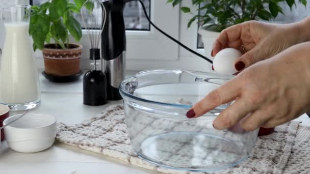 Les Mains Femme Préparent Pâte Liquide Casser Les Œufs Crus — Video