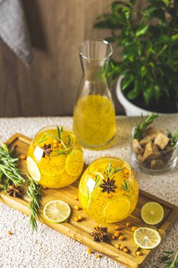 Limonlu limonata, biberiye, yıldız anasonu ve chia çekirdeği. Yaz için tropik ferahlatıcı soğuk içecek.