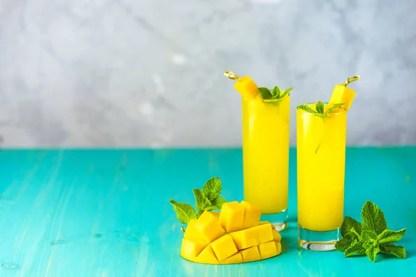 Cócteles Refrescantes Verano Hechos Mango Bebida Fría Una Bebida Con —  Fotos de Stock