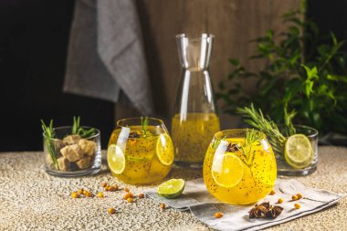 Limonlu limonata, biberiye, yıldız anasonu ve chia çekirdeği. Yaz için tropik ferahlatıcı soğuk içecek.