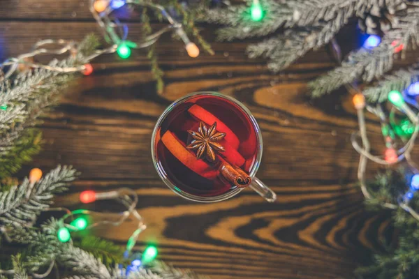 クリスマスホットスパイスと柑橘系の果物とガラスのワインをボラ シナモン アニス オレンジとホットワイン トップ表示とコピースペース — ストック写真