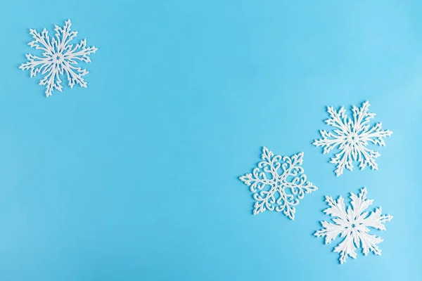 Рождественская Зимняя Композиция Платок Белых Снежинок Голубом Фоне Рождество Зима — стоковое фото