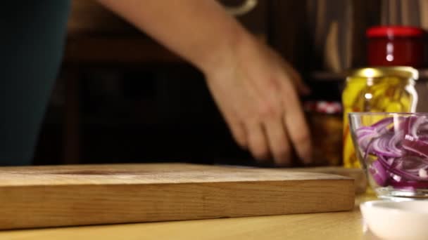Frauenhand Öffnet Einmachglas Mit Apfelmarmelade Der Küche — Stockvideo