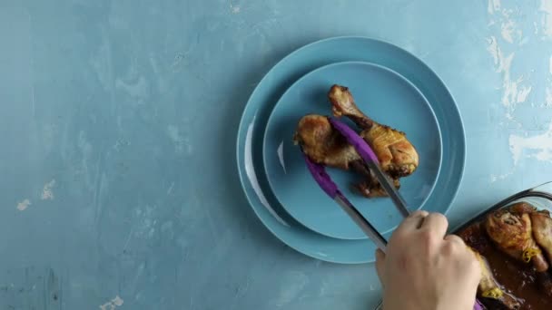 Servire Pollo Forno Drumstick Con Marmellata Mele Piatto Blu Superficie — Video Stock