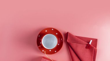 Sabah kahvesi, çikolatalı kek, hediye ya da hediye paketi, yukarıdaki pembe masanın üzerindeki mumlar ve çiçekler. Sevgililer Günü mesajımla hareket videosunu durdur.