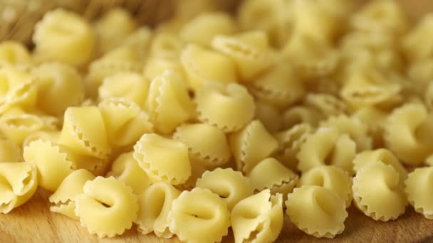 Italiaanse Rauwe Ongekookte Pasta Sorprese Houten Kom Met Tarweoren Stapel — Stockvideo