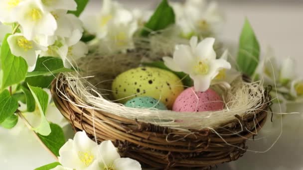 Vrolijk Pasen Geschilderde Eieren Een Mand Met Bloeiende Jasmijnbloemen Close — Stockvideo