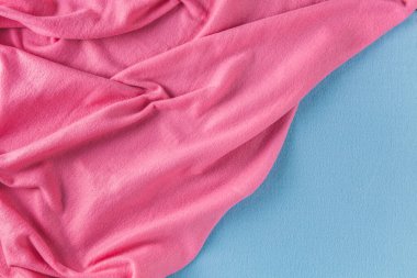 Mavi ve pembe kumaştan yapılmış ve yığınla güzel kıvrımları olan iki samimi ekose. Yumuşak örtülü yumuşak örtü dokusu.