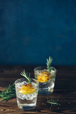 Kömürleşmiş Lemon, Rosemary ve Kişniş Cin ve Tonik mükemmel bir şekilde dengelenmiş ferahlatıcı karışımdır. Karanlık arka planda, kapat