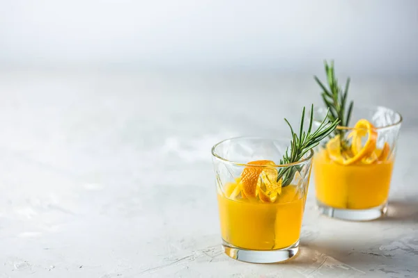 Romero Jarabe Simple Whisky Casero Bebida Cóctel Agria Con Naranja —  Fotos de Stock