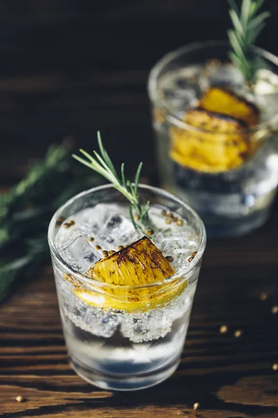 Citron Carbonisé Romarin Coriandre Gin Tonic Est Cocktail Rafraîchissant Parfaitement — Photo