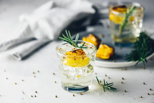 Zwei Gläser Verkohlte Zitrone Rosmarin Und Koriander Gin Tonic Ist — Stockfoto