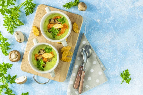 Cremige Blumenkohlsuppe Mit Gerösteten Brotcroutons Auf Blauer Tischplatte Vegetarisch Gesundes — Stockfoto