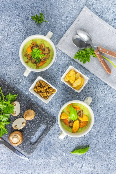 Gesundes Leckeres Gemüsesuppenpüree Mit Karottenchips Und Croutons Serviert Auf Grauer — Stockfoto