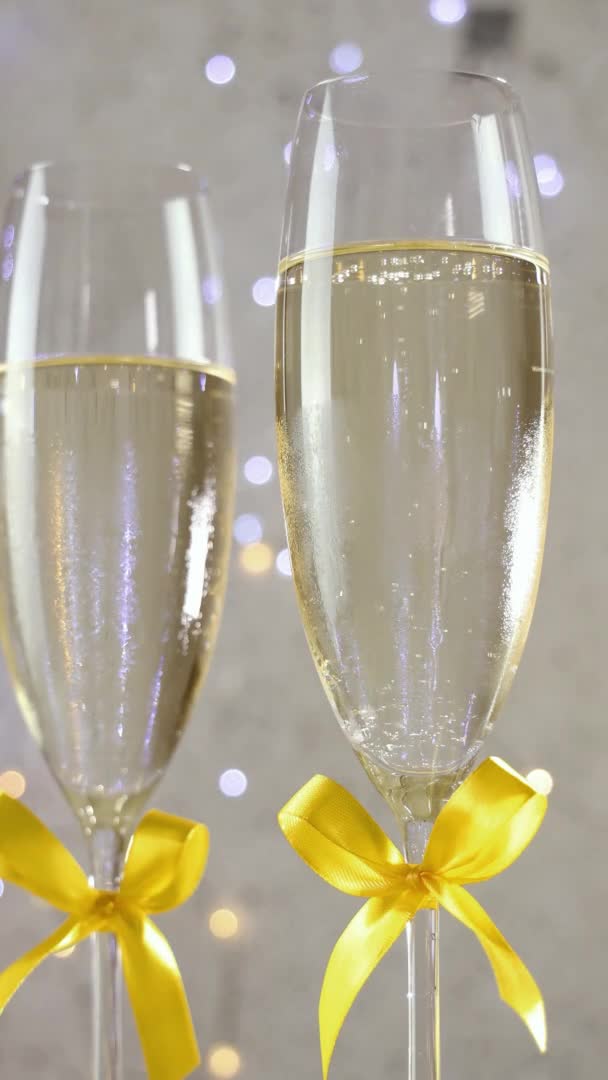 Deux Verres Champagne Avec Des Arcs Jaunes Sur Fond Gris — Video