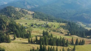 İHA 'dan hava görüntüsü. Karpat Dağları 'nın ya da güzel yaz manzaralı Karpatlar' ın hava manzarası, güneşli bir gün, beyaz bulutlu mavi gökyüzü.