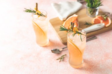 İki bardak Paloma kokteyli, tekila taze greyfurt suyu ve biberiye. Kutlama içkisi brunch, parti ve tatil için idealdir..