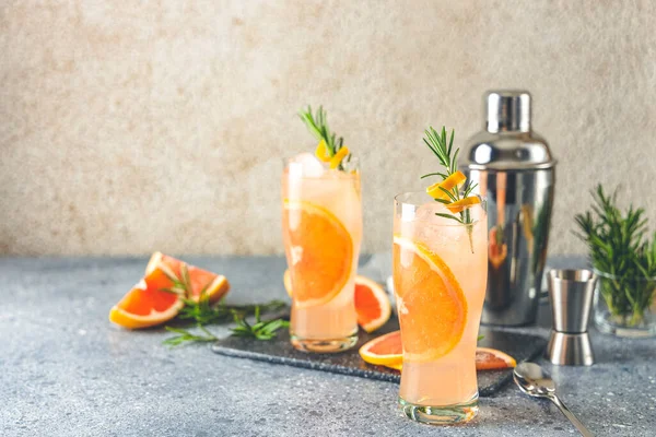 Paloma kokteyli tekila taze greyfurt suyu ve biberiye. Kutlama içkisi brunch, parti ve tatil için idealdir..