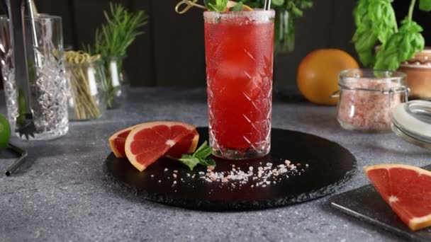 Roze Grapefruit Mezcal Paloma Cocktail Highball Glas Met Waterdruppels Tafel — Stockvideo