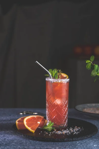 Rosa Grapefrukt Mezcal Paloma Cocktail Highball Glas Med Vattendroppar Bordet — Stockfoto