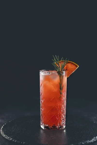 Rosa Grapefruit Mezcal Paloma Cocktail Highball Glas Mit Wassertropfen Nahaufnahme — Stockfoto