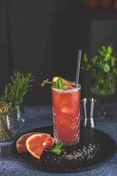 Коктейль Pink Grapefruit Mezcal Paloma Стакане Хайбол Капельками Воды Столе — стоковое фото