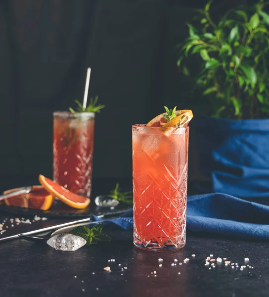 Pinkfarbener Grapefruit Mezcal Paloma Cocktail Highballglas Mit Wassertropfen Auf Dem — Stockfoto