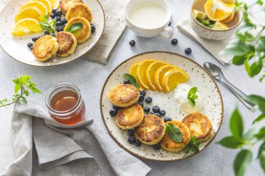 Kremalı börek, ricotta böreği ya da seramik tabakta süzme peynirli krep ile nefis bir kahvaltı. Gurme sağlıklı lezzetli sabah kahvaltısı. Günaydın güneşli zaman.