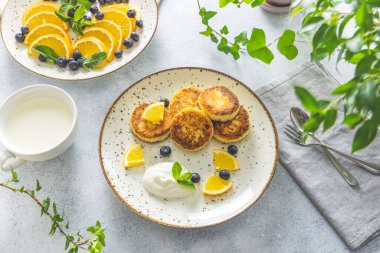 Kremalı börek, ricotta böreği ya da seramik tabakta süzme peynirli krep ile nefis bir kahvaltı. Gurme sağlıklı lezzetli sabah kahvaltısı. Günaydın güneşli zaman.