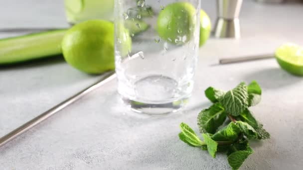 Förbereda Mojito Cocktail Eller Detox Cocktail Mynta Gurka Och Lime — Stockvideo
