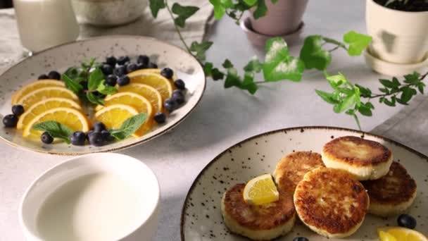 Delicioso Café Manhã Com Fritura Coalhada Panquecas Queijo Cottage Prato — Vídeo de Stock