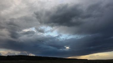 Yaza kadar saban sürmüş dramatik bulutlu gökyüzü altında gün batımında, güzel doğa manzarası. Zaman aşımı videosu, 4k.