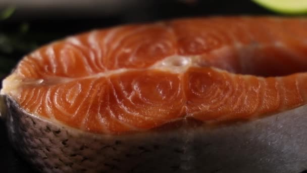 Bife Cru Salmão Fresco Uma Tábua Ardósia Sal Pimentas Limão — Vídeo de Stock