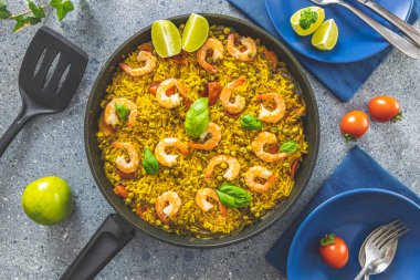 Kızartma tavasında geleneksel İspanyol deniz ürünleri paella 'sı. Şarap ile servis edilen akşam yemeği..