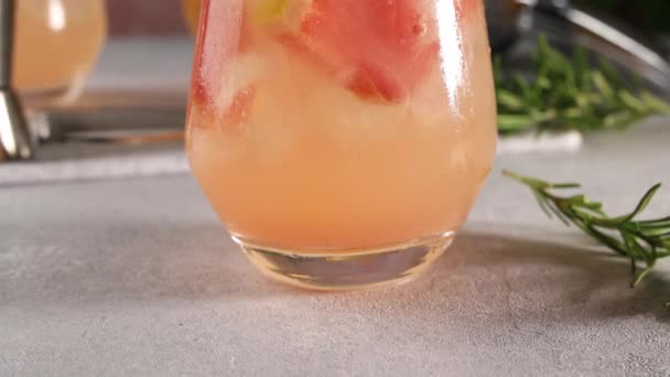 Tequila Cocktail Oder Kalte Limonade Mit Grapefruitsaft Eingefärbt Mit Dem — Stockvideo