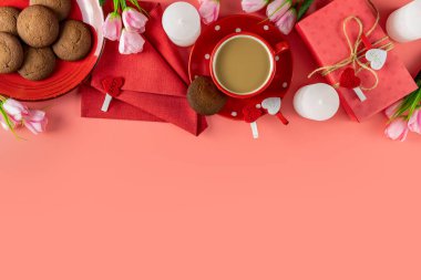 Sabah kahvesi, çikolatalı kek, hediye ya da hediye paketi, yukarıdaki pembe masanın üzerindeki mumlar ve çiçekler. Romantik Sevgililer Günü yemek geçmişi. Üst görünüm, metin için boşluk kopyala.