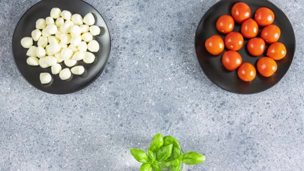 Elaboración Ensalada Caprese Con Tomates Frescos Cereza Queso Mozzarella Albahaca — Vídeos de Stock